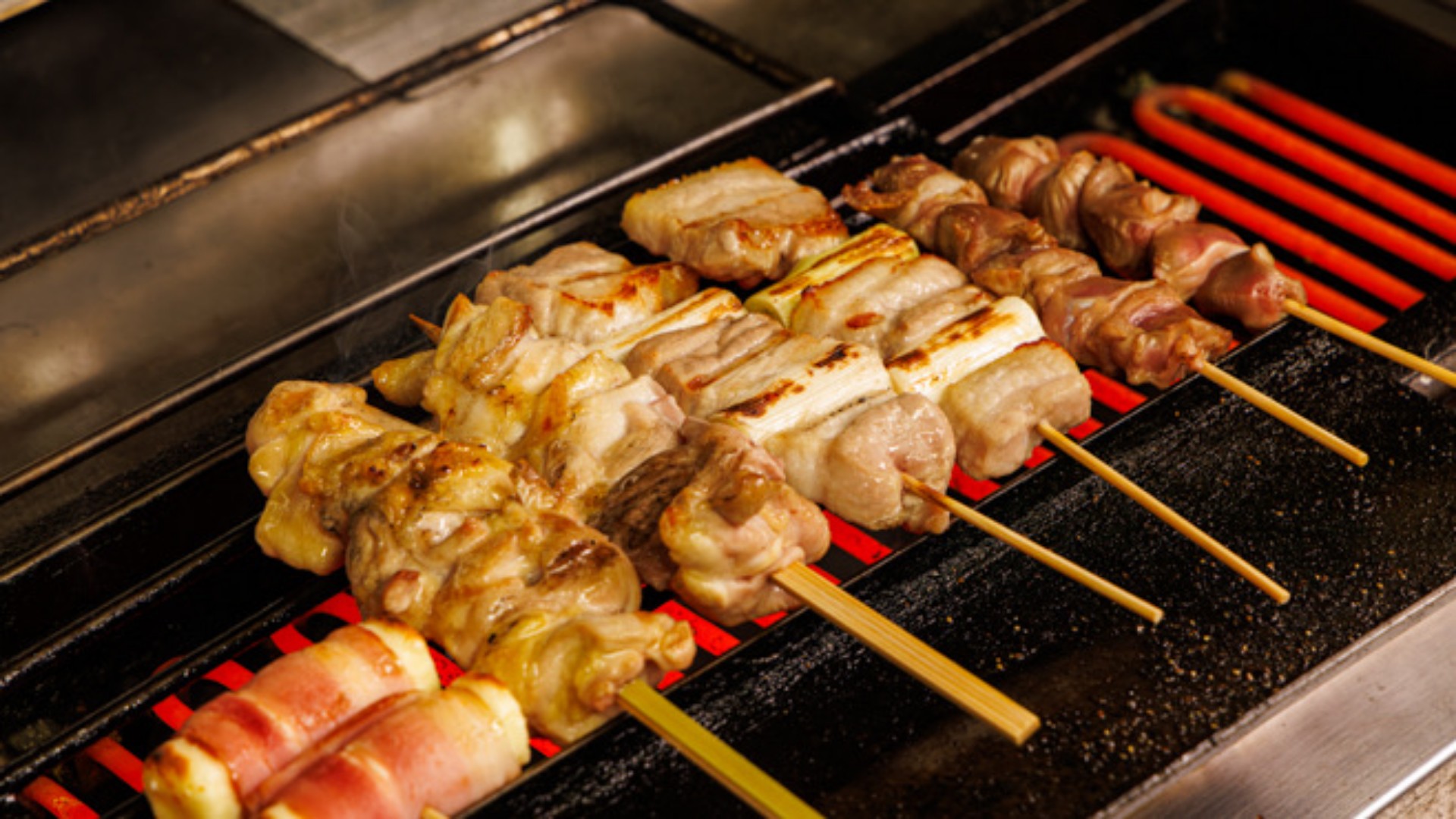 焼き鳥から名物料理まで、豊富にご用意