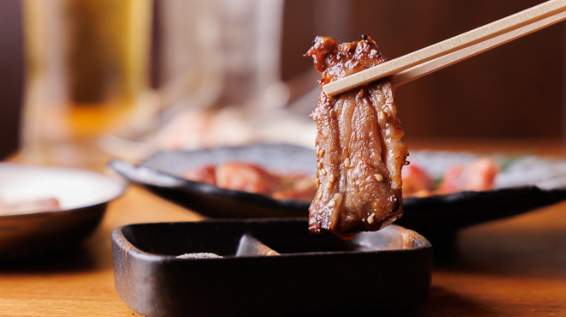 焼肉を味わう場面